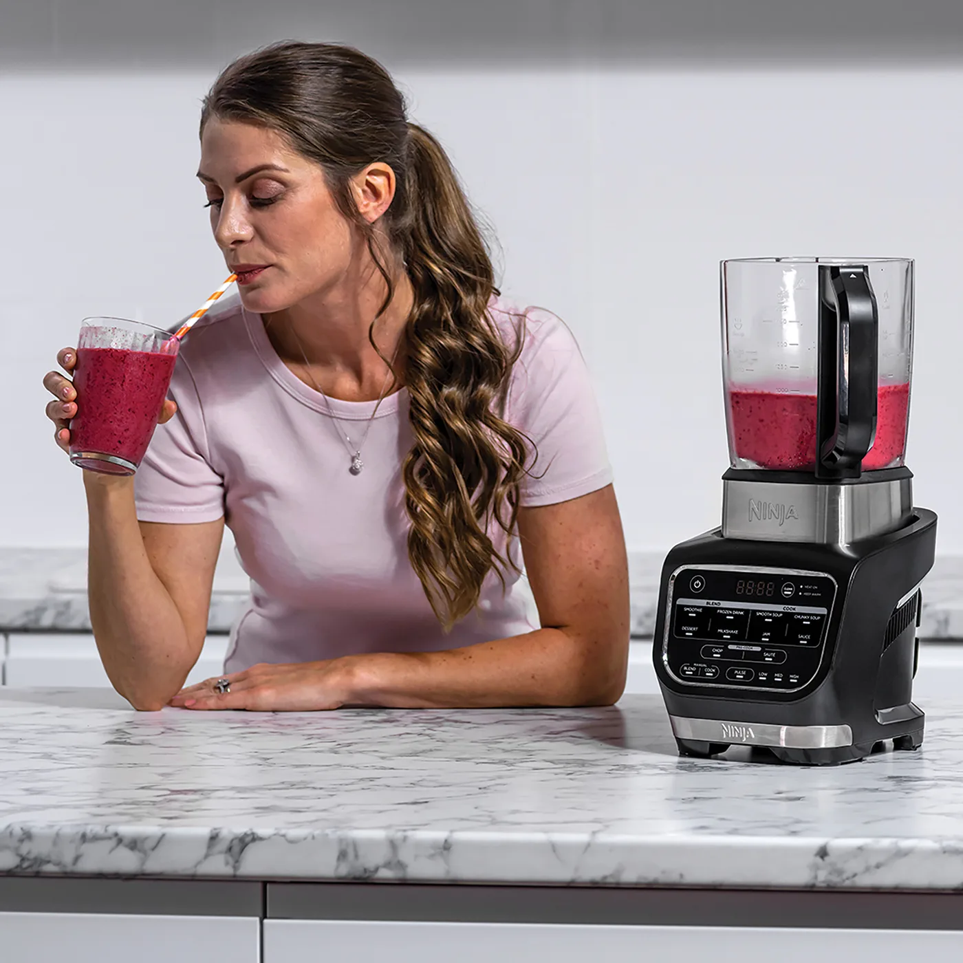 HB150UK_Heated_Blender_Tasting_Smoothie_i2xaee