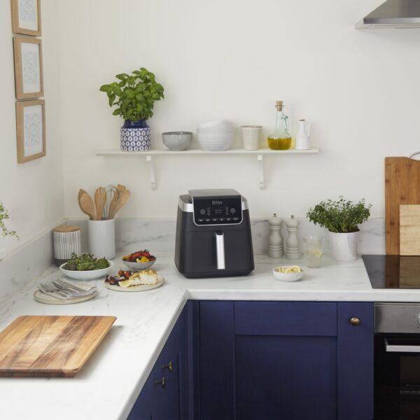 Ninja-AF180UKEU-Machine In Corner With Plated Cod Dish