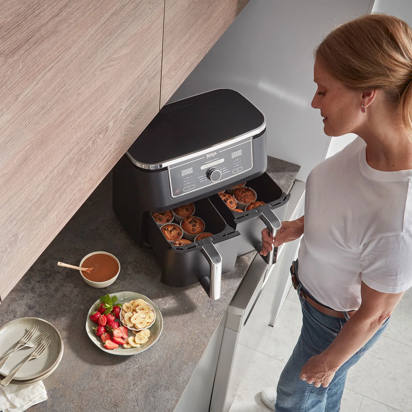 Ninja-AF400UK-InUse-Woman-Overhead-Muffins-Fruit