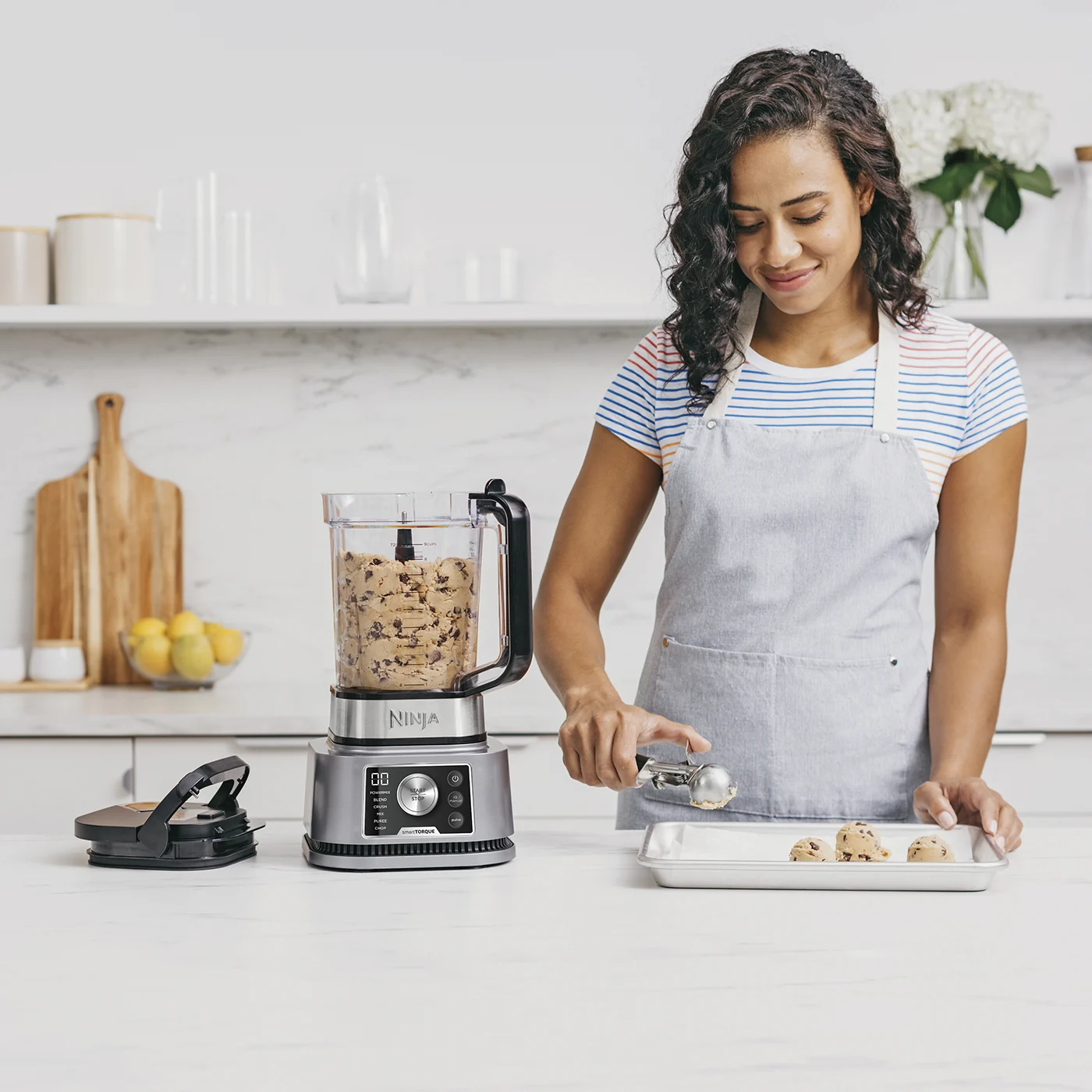 Ninja-CB350UK-InUse-Hero-ChocoChipCookie-DoughScoop