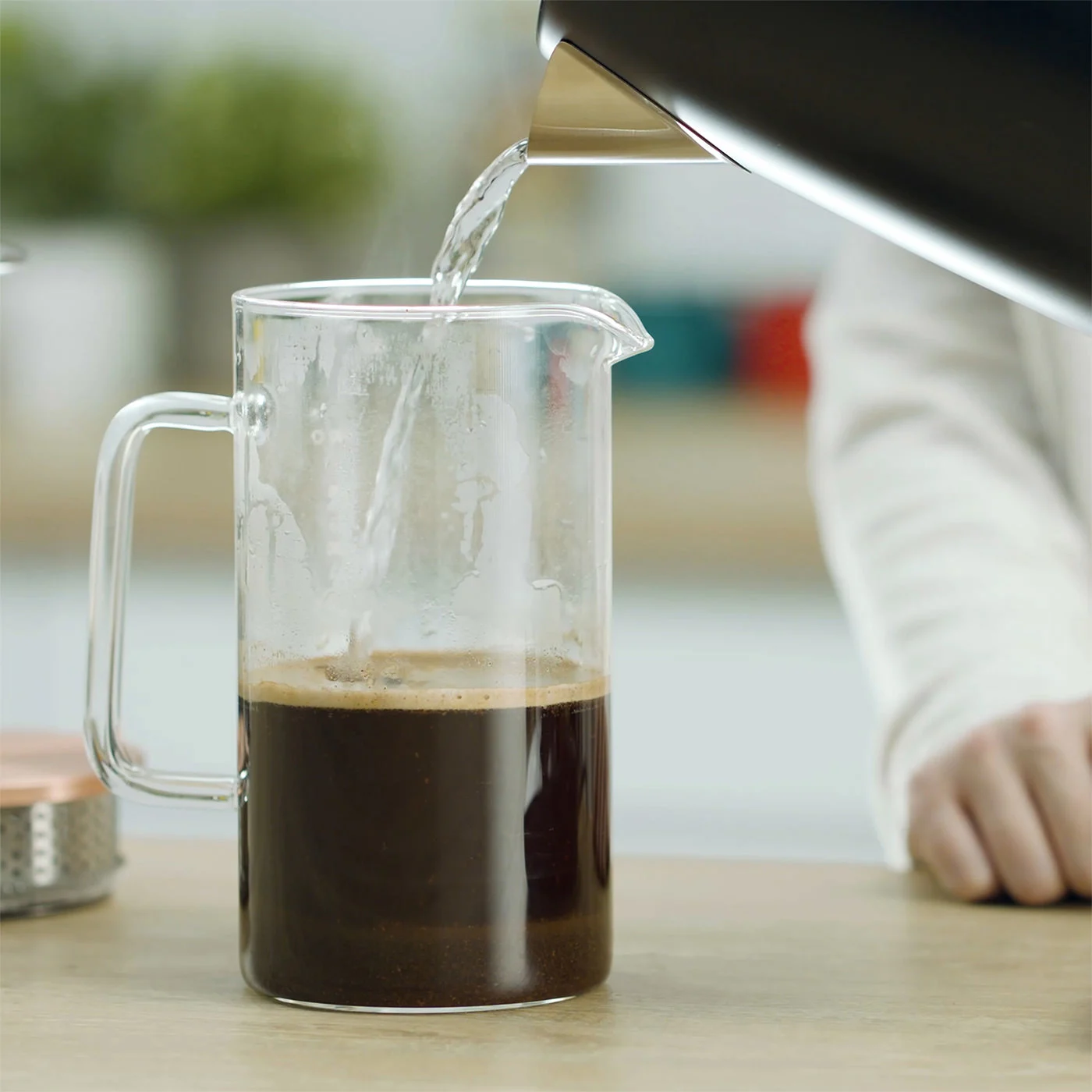 Ninja-KT200UK-In-Use-Kitchen-Woman-Caffetiere-VideoStill5