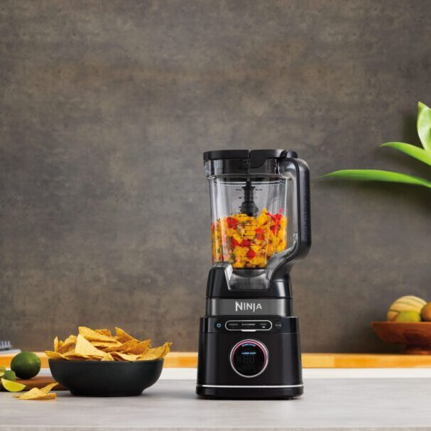 Ninja-R-TB301UK-InUse-Kitchen-Island-SalsaChop-LineUp-noname