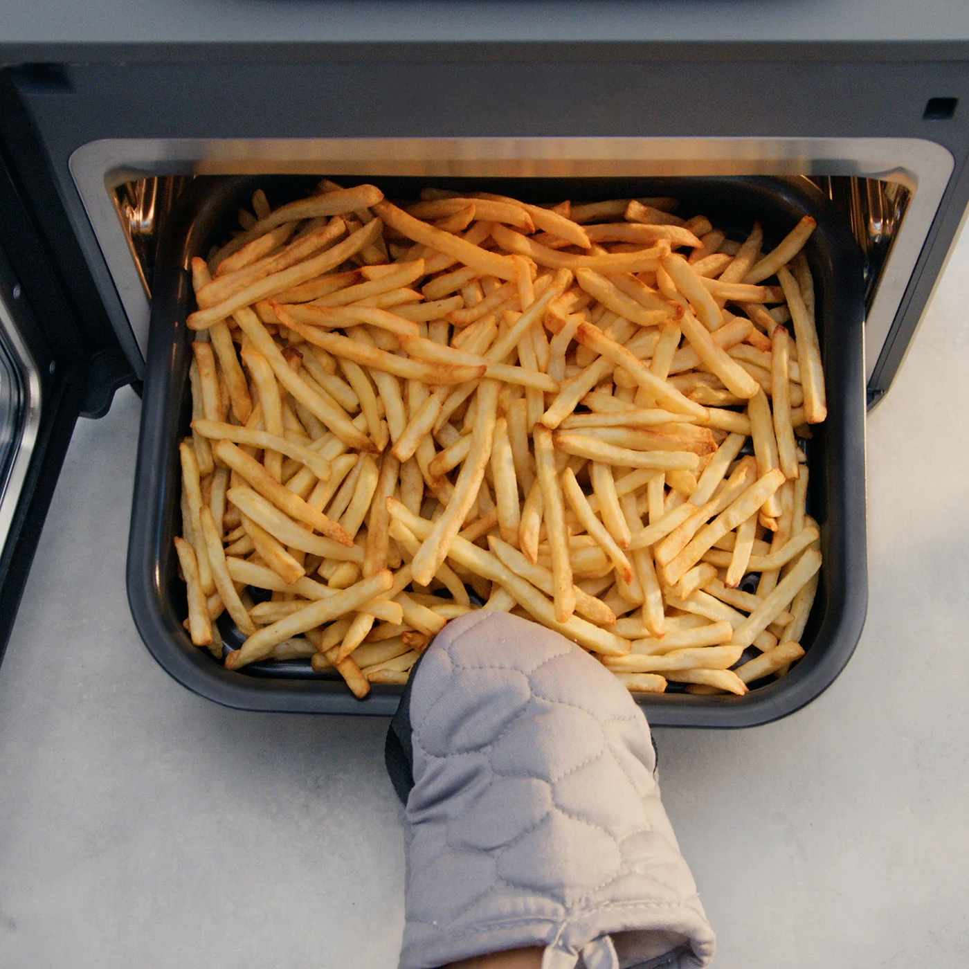 Ninja-SFP700UK-InUse-Above-AirFry-FrenchFries