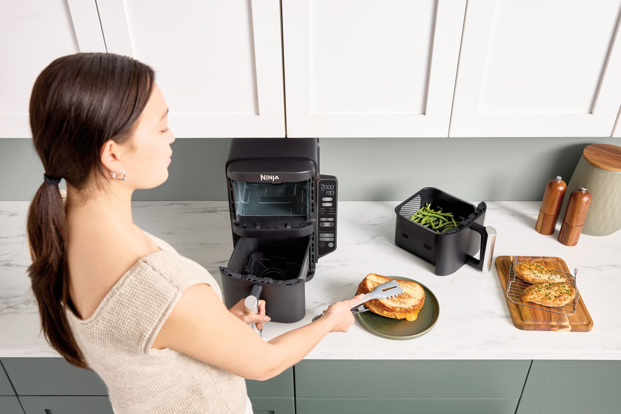 Ninja-SL300UK-InUse-Removing2Meals-ChickenGBeans-GrilledCheese