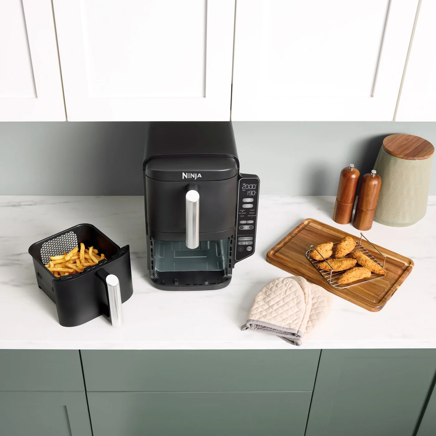 Ninja-SL300UK-InUse-RemovingRack-Tenders-Fries