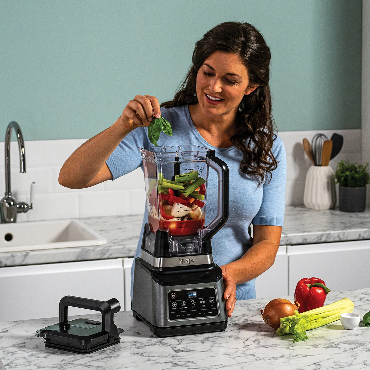 Ninja_3in1_Food_Processor_BN800UK_Preparing_Jug_Sauce-2_wlhiff