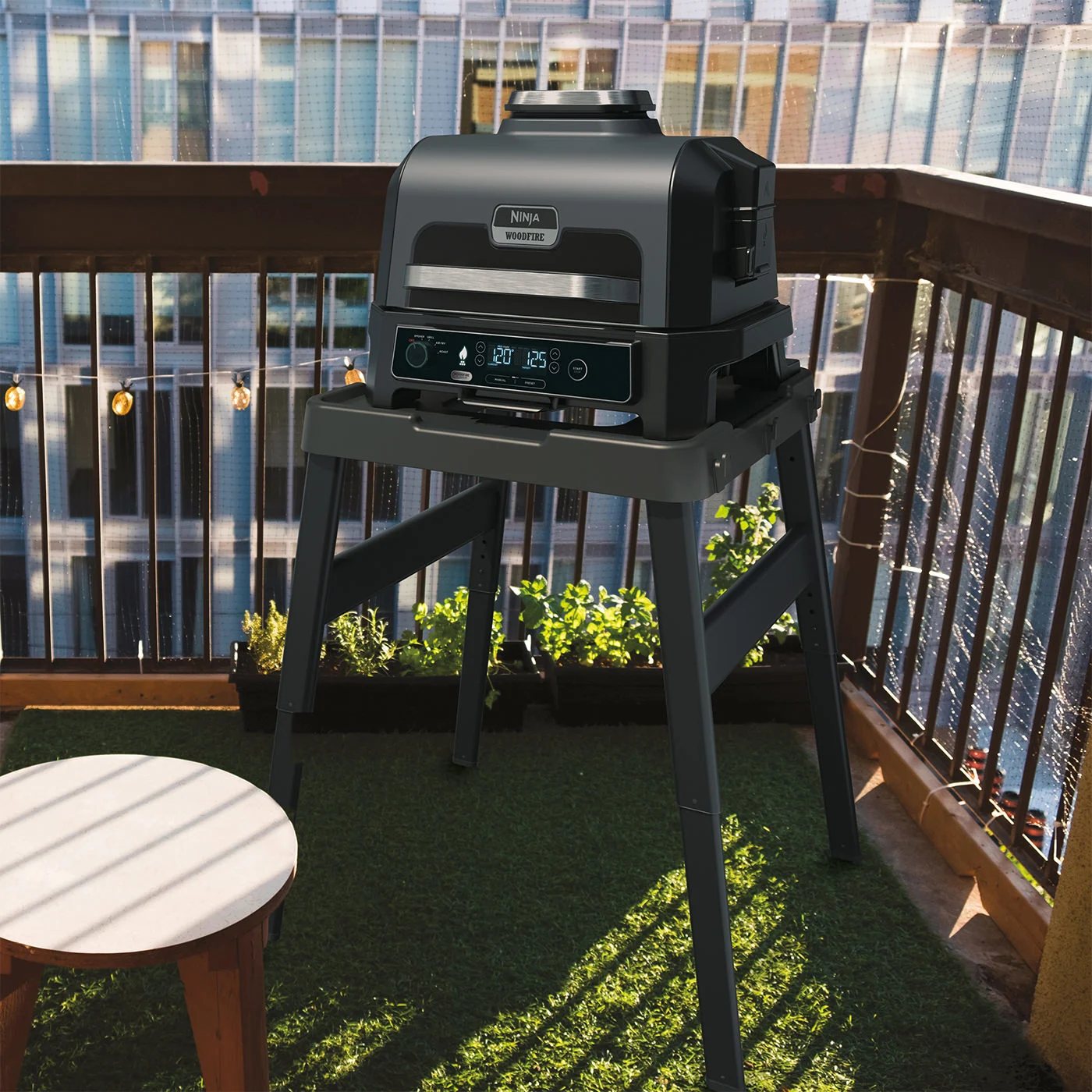 Ninja-OG850UK-EU-InUse-UrbanBalcony-OnStand-RGB