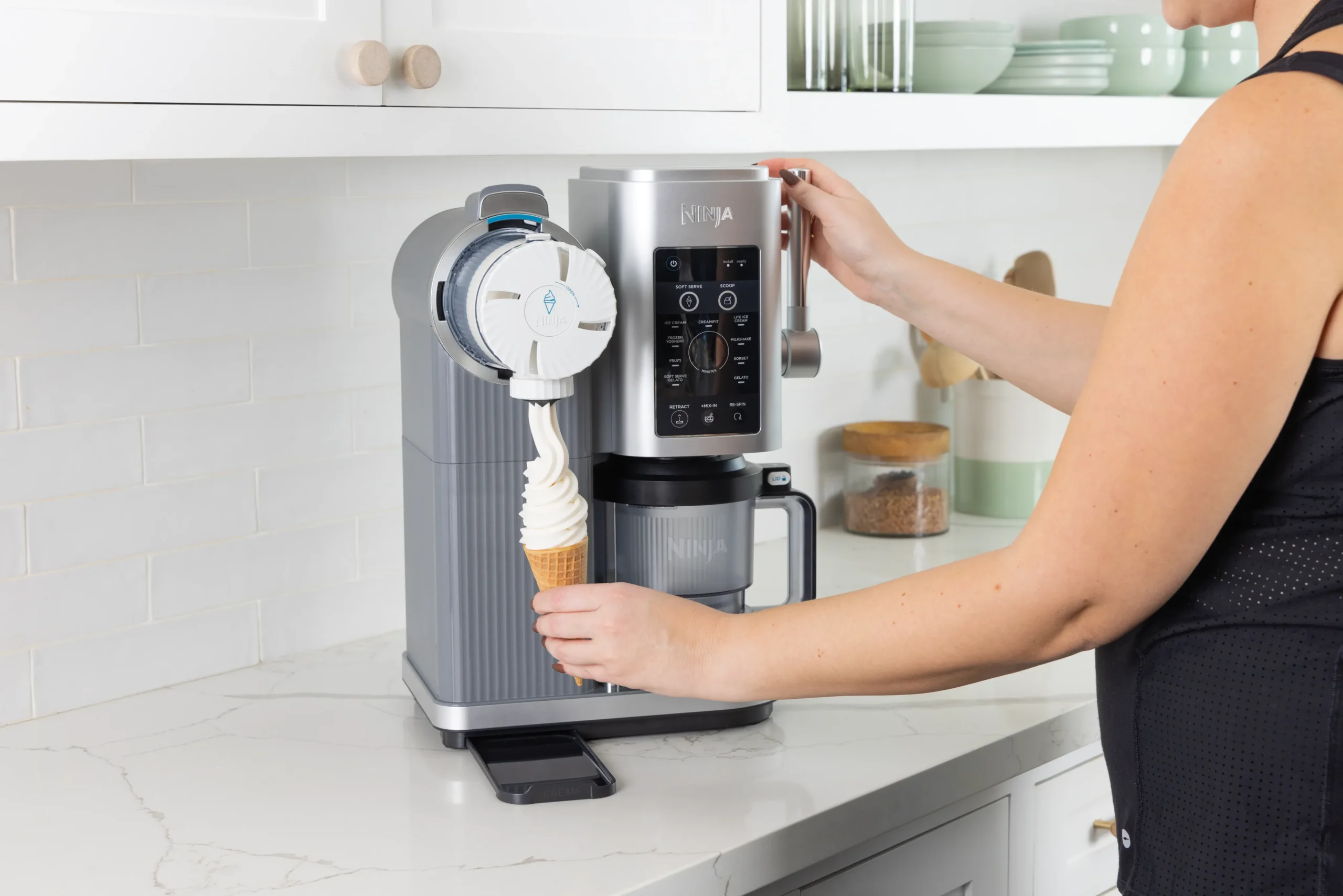 DAT-R_NC701EU_InUse_Kitchen_OnCounter_Dispensing_Woman2